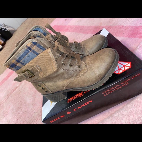 Shoes - Picture 2 of 6